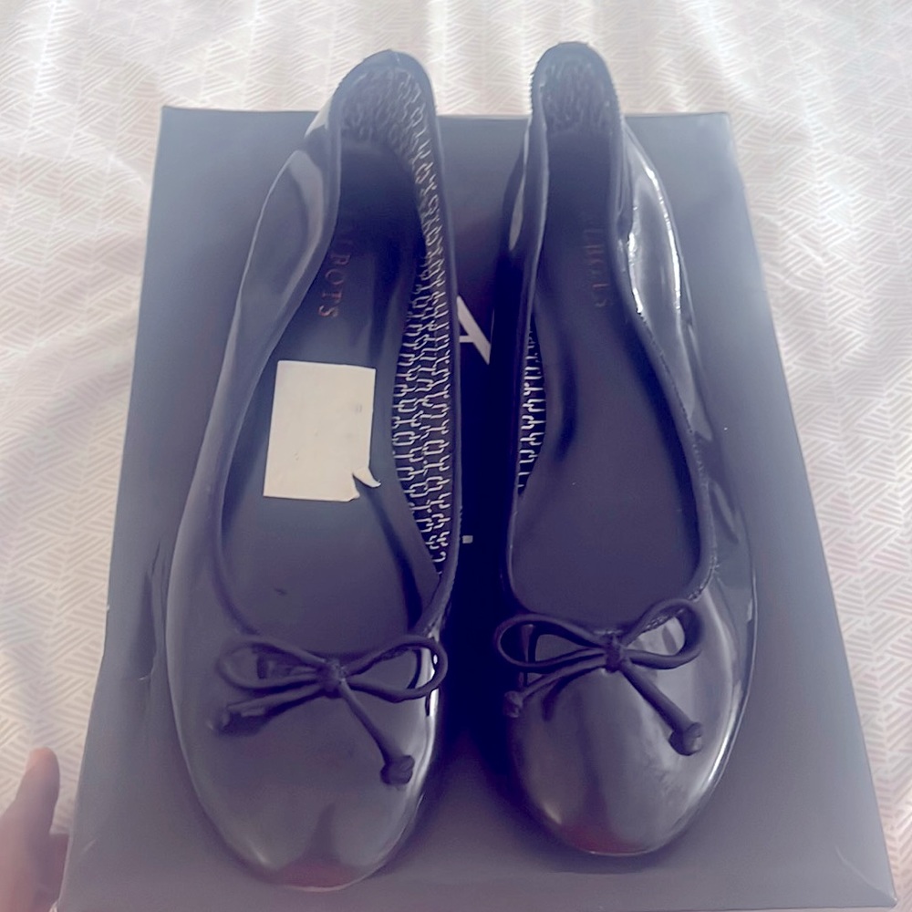 Navy blue flat shoes